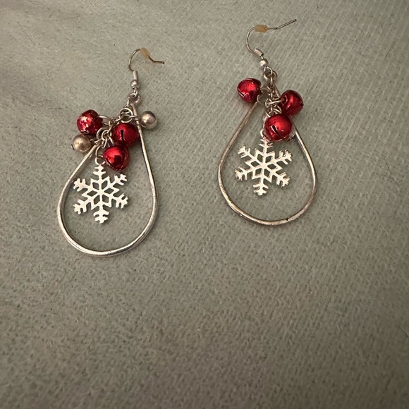 Vintage Dangle Snowflake Earrings - Picture 3 of 3